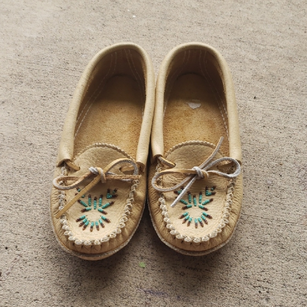 Vintage great condition "Arizona" tan Moccasins with embroidered detail